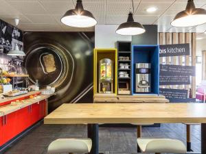 comedor con mesa y cocina grande en ibis Thonon Centre, en Thonon-les-Bains