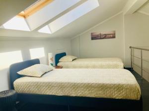 zwei Betten in einem Zimmer mit Dachboden in der Unterkunft AdaBibas in Vermelho