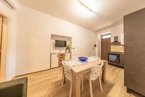 a kitchen and dining room with a table and chairs at Casicarillo 800 in Serino