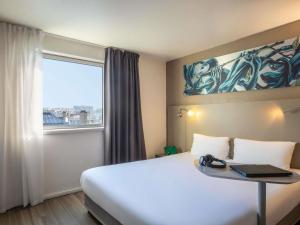 une chambre d'hôtel avec un lit et une fenêtre dans l'établissement ibis Styles Paris Bercy, à Paris