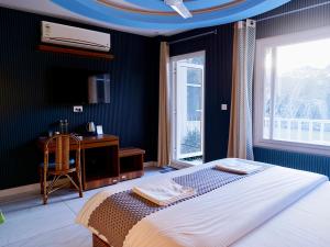 Ένα ή περισσότερα κρεβάτια σε δωμάτιο στο Karwaan by the Ganges