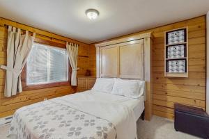 a bedroom with a bed and a window at Fairy Trail in Mountainaire