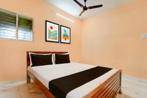 Ένα ή περισσότερα κρεβάτια σε δωμάτιο στο Hotel O ATR Residency +72 φωτογραφίες