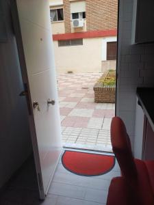 een deur open naar een kamer met een rood tapijt bij Loft A la verita River,PARKING FREE,DIRECT ACCESS ,SIN ESCALONES in Córdoba