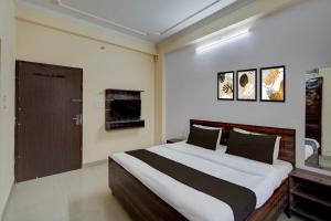a bedroom with a large bed in a room at Hotel O Jagatpura Central Railway Station Jaipur in Jaipur