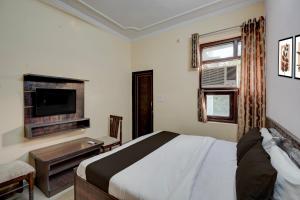 TV a/nebo společenská místnost v ubytování Hotel O Jagatpura Central Railway Station Jaipur