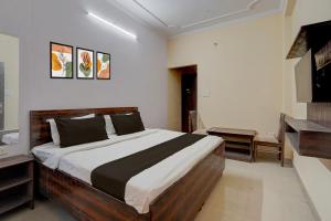 Postel nebo postele na pokoji v ubytování Hotel O Jagatpura Central Railway Station Jaipur