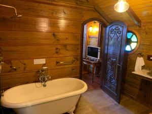 カラグアタトゥーバにあるChalé Caiçaraのバスルーム(バスタブ、テレビ付)