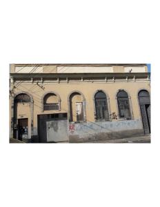 un antiguo edificio con graffiti a un lado en Hostel Jandira, en Río de Janeiro