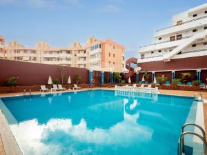 una gran piscina frente a un edificio en Charming apartment with an excellent location, en Arona