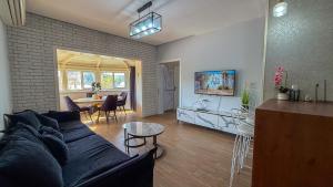 Μια τηλεόραση ή/και κέντρο ψυχαγωγίας στο Siesta in Achziv