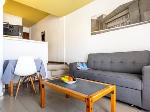 una sala de estar con un sofá y una mesa en Charming apartment with an excellent location, en Arona 16 fotos más