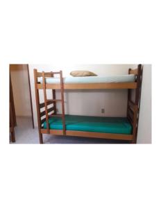 Poschodová posteľ alebo postele v izbe v ubytovaní Hostel Jandira