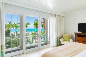 una camera da letto con un letto e vista sull'oceano di The Palms Turks and Caicos a Grace Bay
