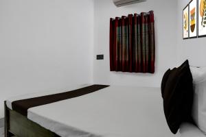 Postel nebo postele na pokoji v ubytování SPOT ON Happyness Restaurant