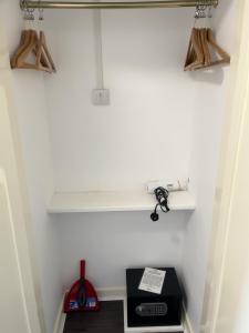 アバーデアにあるDare Valley Accommodation and Campsiteの棚とミシンが置かれた白い壁の部屋