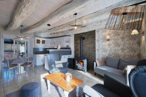 a living room with a couch and a fireplace at Gîte l'orée de la forêt légendaire in Néant-sur-Yvel