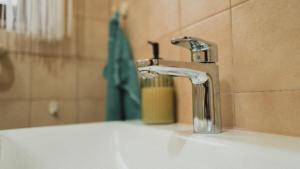 een wastafel met een kraan erop bij Ferienwohnungen Bullau in Erbach