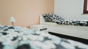 een kamer met 2 bedden, een bank en een lamp bij Ferienwohnungen Bullau in Erbach