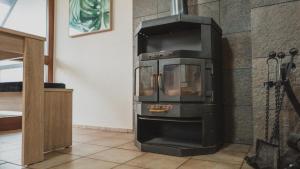 een keuken met een oven in de kamer bij Ferienwohnungen Bullau in Erbach +6 foto's