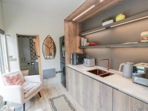 - une cuisine avec un comptoir et un évier dans l'établissement Cabin At The Brig, à Brydekirk 4 autres photos