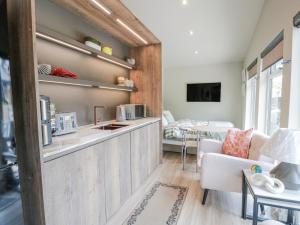 une cuisine avec un comptoir et un salon dans l'établissement Cabin At The Brig, à Brydekirk