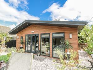 une minuscule maison avec des portes coulissantes en verre dans l'établissement Cabin At The Brig, à Brydekirk