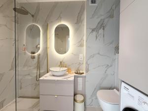 Et badeværelse på Gdańsk Luxury Stay Mostek + 4 billeder