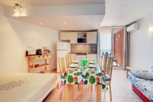 Gallery image of Au Cayenne – Appartement cosy, terrasse vue mer, tout équipé, plages à pied in Sète