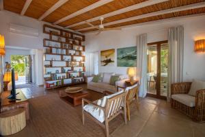 een woonkamer met een bank en een tafel bij Winter @Prainha in Alvor