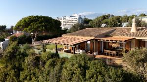 een afbeelding van een huis met een dak bij Winter @Prainha in Alvor