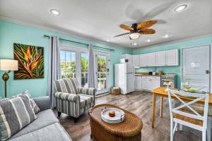 uma cozinha e sala de estar com um sofá e uma mesa em Vinca - 5251D em Siesta Key