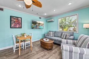 uma sala de estar com um sofá e uma mesa em Vinca - 5251D em Siesta Key