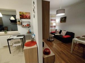 ein Wohnzimmer mit Sofa und Tisch in der Unterkunft Apartament Gardena Olsztyn in Olsztyn