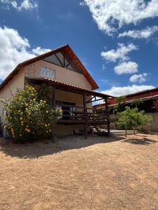 モンテ・ダス・ガメレイラスにあるChalé Vista Encanto dos Montesの茂みの家 +26枚の写真