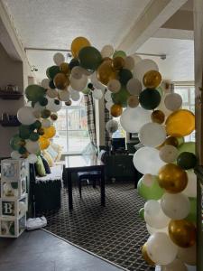 Posezení v ubytování Cosy Budget Tiny Home + 2 fotografie