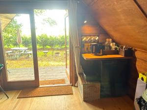 キングズ・リンにあるThe Tin Tentのキッチン(カウンター付)、パティオへのドア