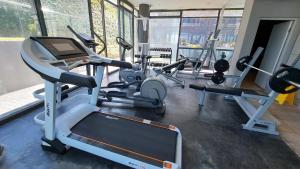 ブロウベルフストランドにあるInfinity Beachfront 607 - Seaside Bliss Self-Catering Apartmentのジム(複数のトレッドミル、マシン付)