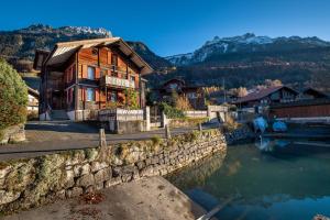 伊瑟尔特瓦尔德Chalet Seehus Iseltwald的河边的木屋