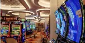 eine Reihe von Spielautomaten in einem Casino in der Unterkunft Cinnamon Life Residencies- Luxury 2 Bedroom Apartment 12th Floor in Colombo