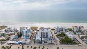 eine Luftansicht auf einen Strand mit Gebäuden und Eigentumswohnungen in der Unterkunft Three Tides Apartments in Clearwater Beach