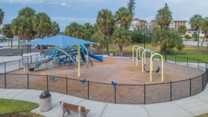 einen Spielplatz in einem Park mit Rutsche in der Unterkunft Three Tides Apartments in Clearwater Beach