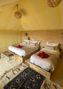 Postel nebo postele na pokoji v ubytování Desert cmp luxury