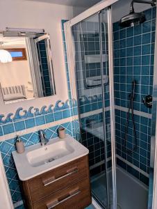 ein Badezimmer mit Waschbecken und Dusche in der Unterkunft Casa Del Tramonto in Costa Paradiso + 16 Fotos