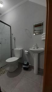 un baño con inodoro y lavabo en Lodge Hostel Piracicaba, en Piracicaba