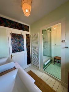 Ένα μπάνιο στο Le Temps Retrouvé, 14 Personnes, Wifi, Parking