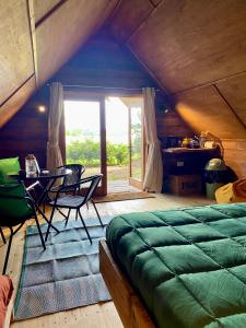キングズ・リンにあるThe Tin Tentのベッドとテーブルと椅子のある寝室