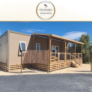 Budova, kde se kemp nachází