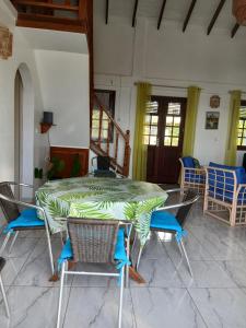 a dining room with a table and chairs at Villa Océane in Dublanc