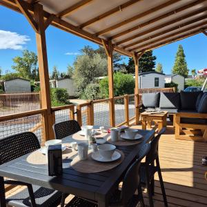 Balkón nebo terasa v ubytování La Dolce Vita Méditerranéenne Mobil Home à 200m de la plage Camping 5 Etoiles Parc Aquatique